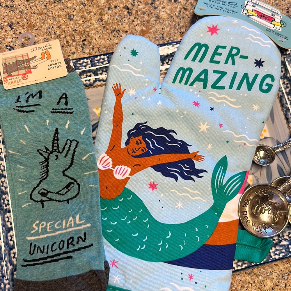 NIP Blue Q Fantasy Fan Pack Mer-Mazing Oven Mitt & Special Unicorn Socks